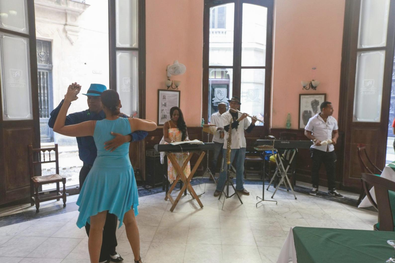 Gruppo di danzatori in formazione