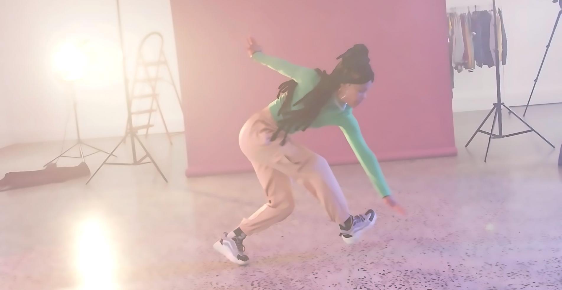 Gruppo di studenti che pratica hip-hop dance in formazione